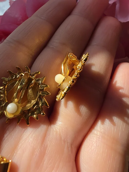 Whimsical 90s Gold Sun Face Pendant Necklace and Clip-ins Earring Set - Picture 9 of 11